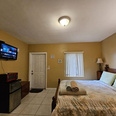 Royal Poinciana Stay Miami Springs Exterior photo