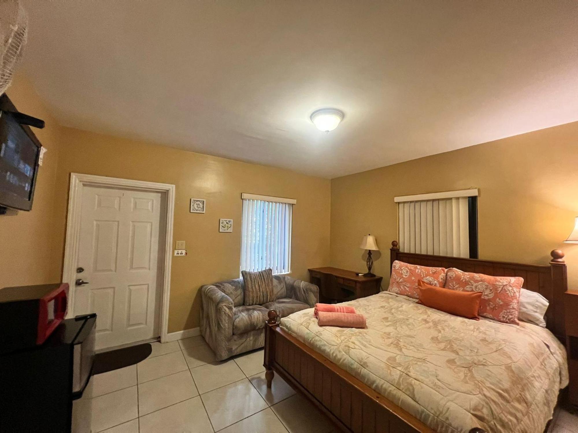 Royal Poinciana Stay Miami Springs Exterior photo