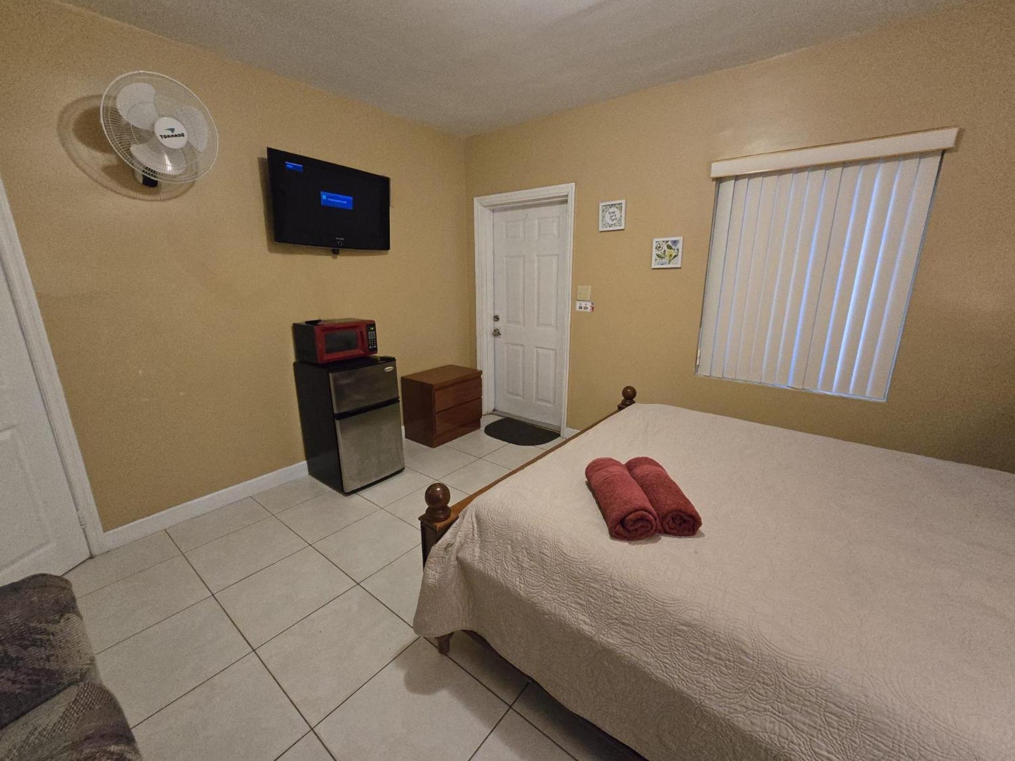 Royal Poinciana Stay Miami Springs Exterior photo