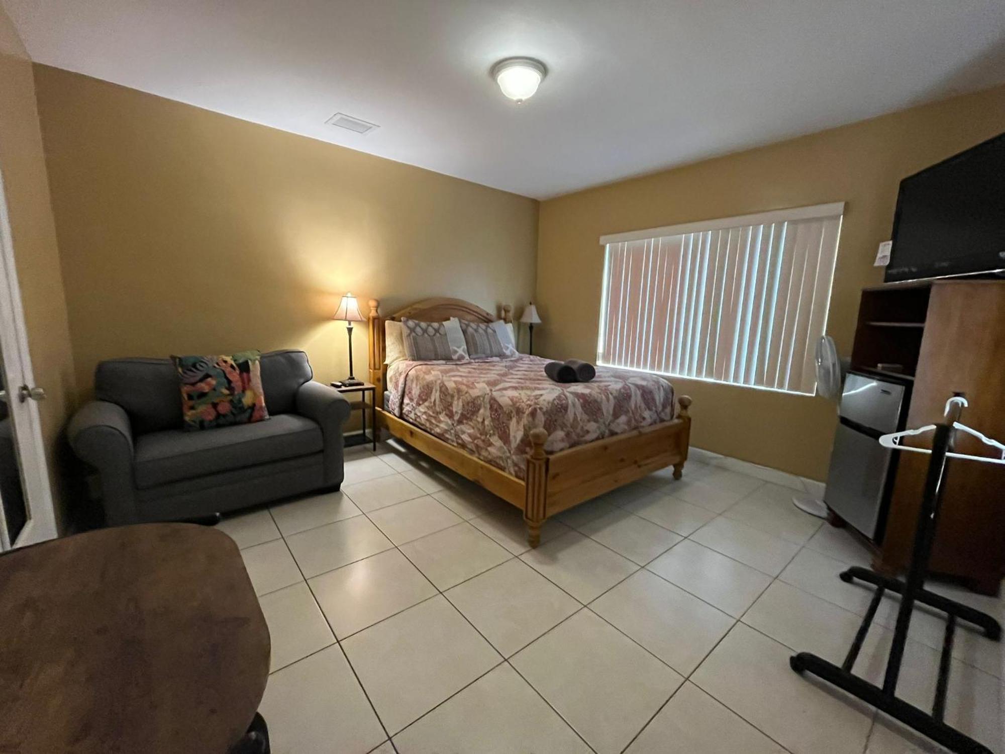 Royal Poinciana Stay Miami Springs Exterior photo
